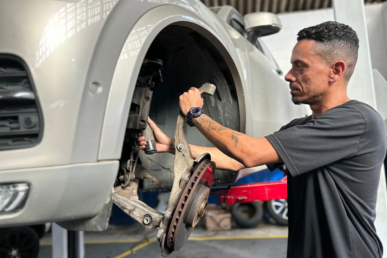 Serviço de manutenção completa de suspensão com a Porto Garagem em Valinhos, SP