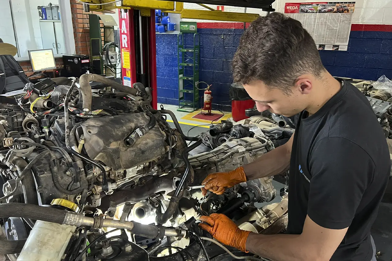 Serviço de manutenção preventiva de motor com a Porto Garagem em Vinhedo, SP